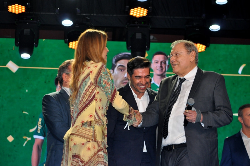 Em 8 de abril de 2024, no Expo Barra Funda-SP, na no ite de Premiação do Paulistão Sicredi. Leila Pereira cumprimenta Milton Neves. Entre eles, o sorridente Abel Ferreira. Foto: Marcos Júnior Micheleletti/Portal Terceiro Tempo