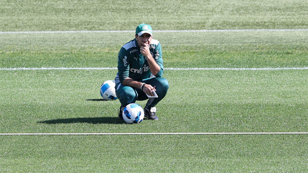 Abel Ferreira observa seus atletas durante treino alviverde. Foto:Cesar Greco/Palmeiras