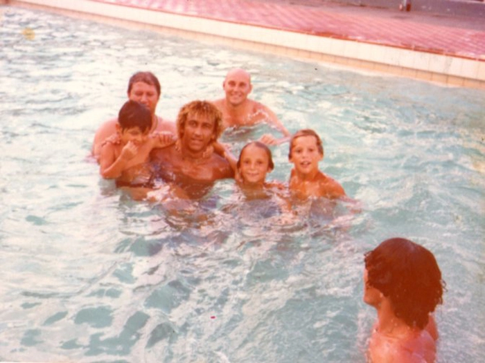 Dino Sani ao fundo com o amigo Biro-Biro (ex-Corínthians) na piscina do ATC. Foto: Arquivo pessoal Lourenço Barriviera