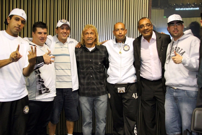 Da esquerda para a direita, Biro-Biro é o quarto e Basílio é o sexto, com torcedores do Corinthians, no dia 22 de abril de 2013. Foto: Câmara Municipal de São Paulo 