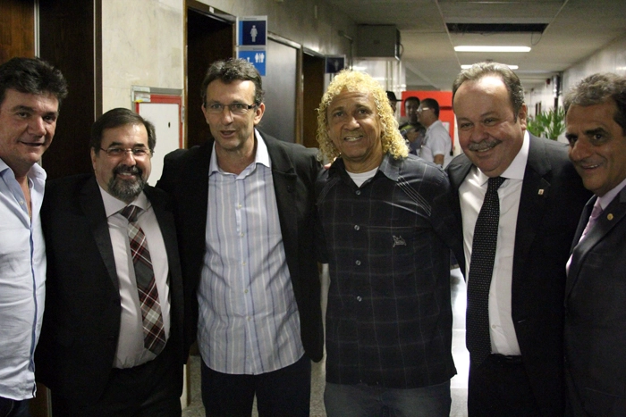 Da esquerda para a direita, Andrés Sanchez, Dr. Marco Aurélio Cunha, Neto, Biro-Biro, o vereador Ricardo Goulart e o médico Jorge Kalil, no dia 22 de abril de 2013. Foto: Câmara Municipal de São Paulo
