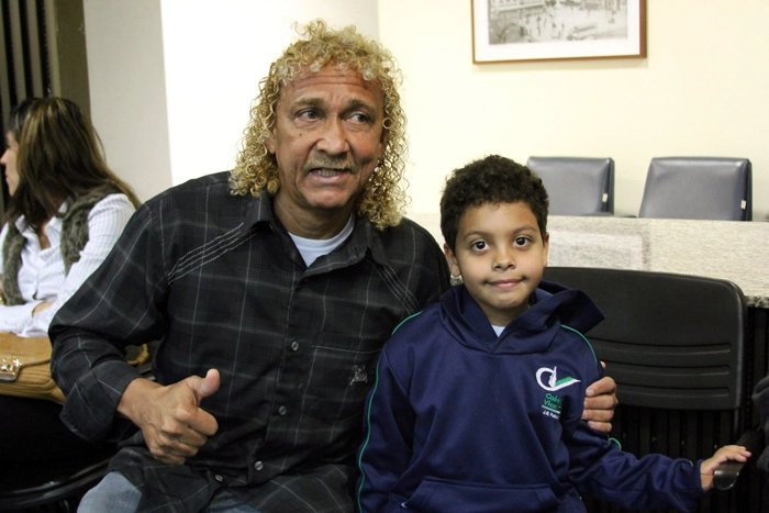 Biri-Biro e um pequeno fã, na homenagem da Câmara Municipal de São Paulo ao ex-jogador, ídolo e eterno 
