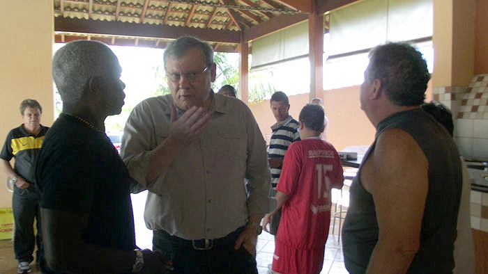 Cláudio Adão conversa com Milton Neves em 08 de dezembro de 2012, na cidade de Porto Ferreira, antes de um jogo beneficente na cidade paulista