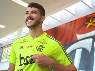 Zagueiro vestirá a camisa de número 2 no Mengão. Foto: Fla TV/Reprodução