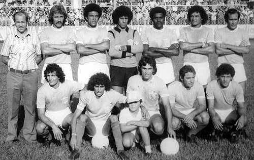  Em pé, da esquerda para a direita, vemos: Manoel, Mariani, Mineiro, Gaúcho, Vanderlei, Ademir e Pedro Omar. Agachados: Mojica, Robertinho, Itamar, Cunha e Abel.