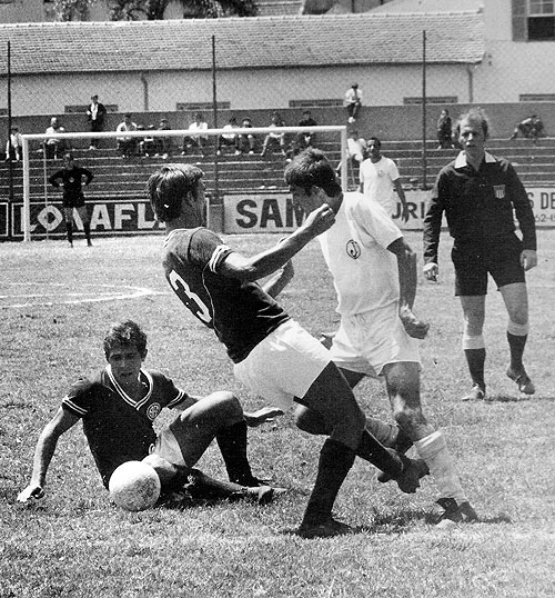 Veja a Ferroviária jogando na Rua Javari, nos anos 70. Mariani está no chão. Ao fundo, vemos Donah, que defendeu também o Palmeiras, e Oscar Amaro, ex-zagueiro do Grêmio e do Moleque Travesso. O outro atleta do Juventus é Toinho.


