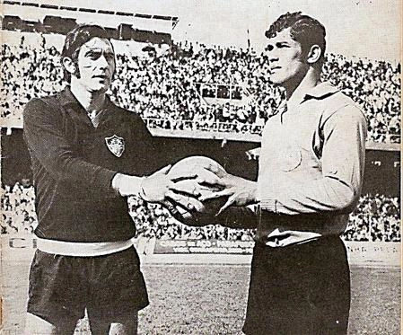 Félix, à esquerda, divide a bola com Joel Mendes antes de partida realizada em 1969 no estádio Couto Pereira, em Curitiba, entre Coritiba e Fluminense