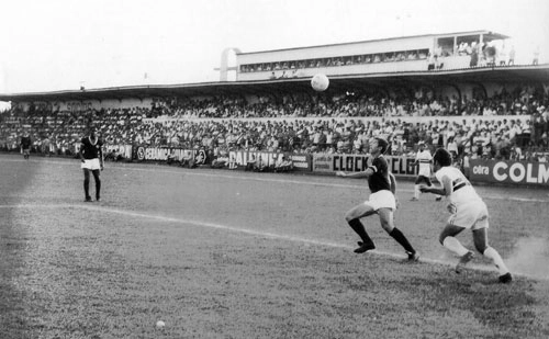 Ferroviária x São Paulo, em Araraquara. Zé Luis está à esquerda. Mariani e Toninho Guerreiro disputam a bola.