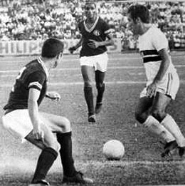 Mais um lance do jogo entre a Ferrinha e o Tricolor do Morumbi. Zé Luis aparece no meio. Toninho Guerreiro vai para cima de Mariani.
