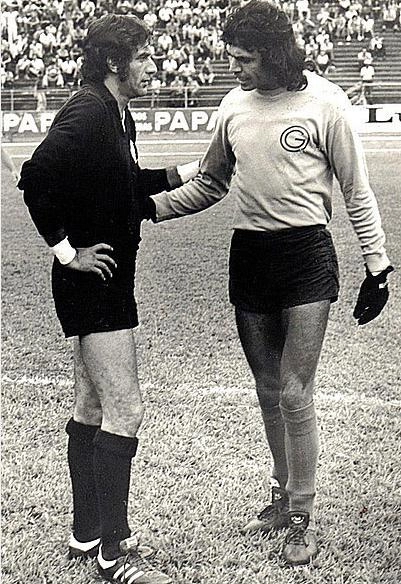 Em 1973, antes de um Guarani x Fluminense, pelo Brasileirão daquele ano, o goleiro Tricolor Félix (esquerda) conversa com o guarda-metas bugrino Sérgio Gomes (direita)