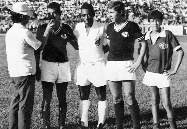 O Rei Pelé está entre dois jogadores da Ferroviária de Araraquara: Bazani (esq) e Mariani (dir)