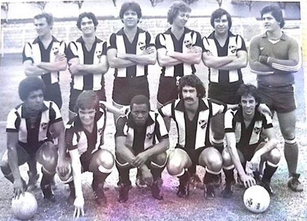 Equipe da AABB (Associação Atlética Banco do Brasil) em 1980. Em pé, da esquerda para a direita: Renzo, Michelon, 