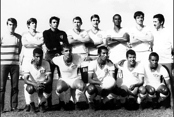 Em pé: Fernando Sátiro, Fogueira, Getúlio, Mariani, Ticão, Bebeto, Fernando e Vail Mota. Agachados: Maurinho, Lance, Cabinho, Bazani e Nei. Foto enviada por Walter Roberto Peres