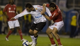 Ronaldo tenta se desvencilhar do zagueiro &Iacute;ndio. Foto: meutimao.com.br