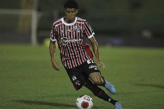 Meia de 23 anos está perto de um acerto com o Norwich. Foto: Rubens Chiri/saopaulofc.net