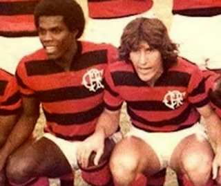 Ao lado de Zico, em sua passagem pelo Flamengo. Foto: Reprodu&ccedil;&atilde;o