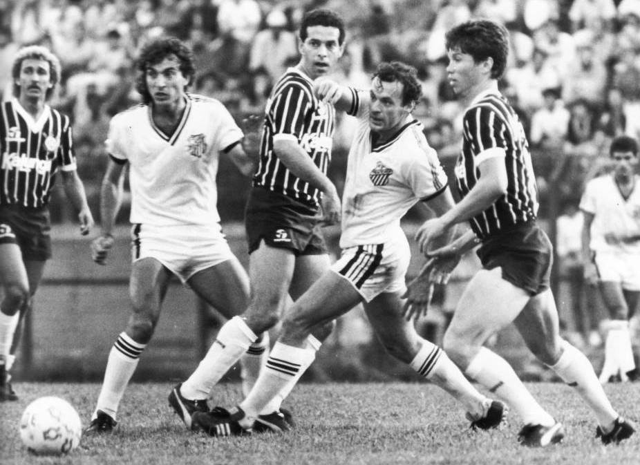 Clássico paulista dos anos de 1980, entre Corinthians e XV de Piracicaba. Da esquerda para a direita estão: Biro-Biro, Márcio Fernandes, Eduardo Amorim, Chicão e Edson Boaro. Foto: reprodução