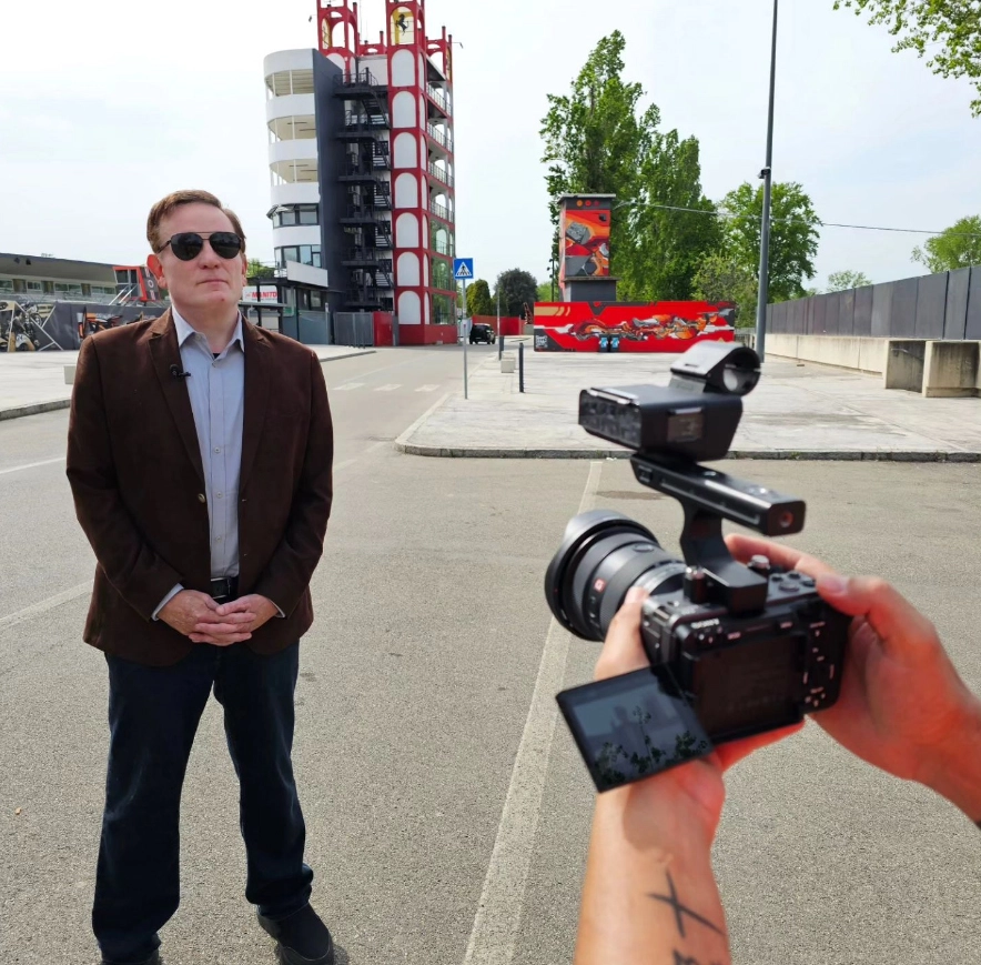 Em abril de 2024, no Aut&oacute;dromo Enzo & Dino Ferrari, em Imola, durante grava&ccedil;&atilde;o para o 