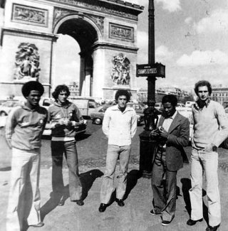 UMA FOTO, UMA HIST&Oacute;RIA! - Jogadores da Sele&ccedil;&atilde;o Brasileira junto ao Arco do Triunfo