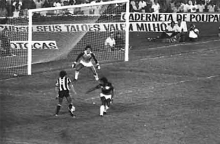 Meia botafoguense 'entortou' J&uacute;nior no cl&aacute;ssico contra o Flamengo. Foto: Reprodu&ccedil;&atilde;o