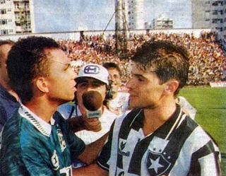 Ao lado de T&uacute;lio, que dividiu com ele a artilharia do campeonato daquele ano. Foto: Reprodu&ccedil;&atilde;o
