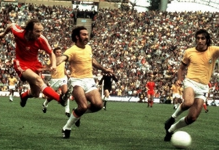 O atacante polon&ecirc;s arremata para fazer o gol polon&ecirc;s h&aacute; 52 anos. Os saudosos Alfredo Mostarda e Marinho Peres tentaram evitar. Foto: Reprodu&ccedil;&atilde;o