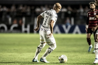 Meia uruguaio ficou mais de 100 dias sem jogar, mas ganhou espaço e deu duas assistências nos últimos dois jogos. Foto: Ivan Storti/Santos FC