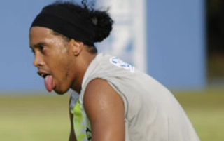 Ronaldinho Gaúcho ganha mais de R$ 1 milhão por mês para se tornar símbolo de irresponsabilidade e indolência