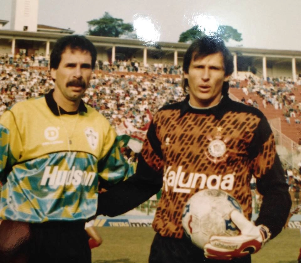 Que dupla! Rodolfo Rodriguez pela Portuguesa e Wilson Coimbra pelo Corinthians. Foto enviada por Roberto Ponzo