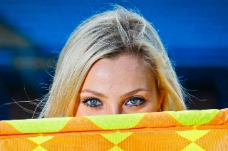 Fotos de Fernanda Colombo, a bandeirinha gata do Brasileirão