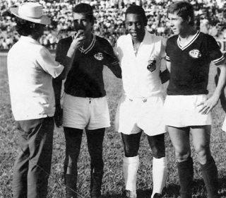 Mariani Padeiro (&uacute;ltimo da esquerda para a direita), ao lado de Pel&eacute;, em Araraquara. Foto: Reprodu&ccedil;&atilde;o