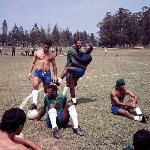 Descontração durante treino da seleção brasileira na preparação para a Copa de 70. Em pé, Rivelino, Paulo Cézar Caju e Edu. Pelé observa a bola no pé de Rivellino e Dirceu Lopes, à direita, fez um gorro com sua camisa de treino