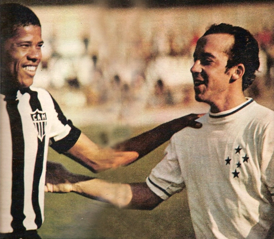 Antes de começar o clássico entre Atlético Mineiro e Cruzeiro, Dario e Tostão se cumprimentam. Que camisas lindas os craques estavam vestindo... Foto enviada por Walter Roberto Peres e publicada na Revista Placar