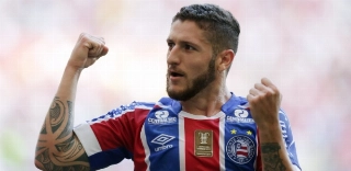 Zé Rafael, do Bahia, comemora gol do Bahia contra o Coritiba, em Salvador