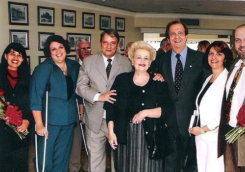 Salomão ao lado de familiares e de José Paulo de Andrade, seu grande amigo, que abraça Fiametta Emendabile, viúva do saudoso jornalista Mauricio Loureiro Gama. 