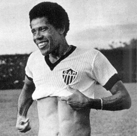 Levantando sua camisa branca do Atlético Mineiro, Dario exibe a barriga enxuta. No rosto, o sorriso de quem acabou de ajudar o Galo em mais uma vitória. Foto enviada po Ivan Bastos