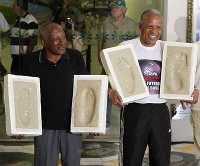 Djalma Santos e Dadá Marvilha colocando os pés na calçada da fama do Maracanã. Foto tirada no dia: 13/04/2010.