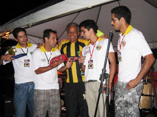 No FCFC (Fim de Carreira Futebol Clube), sendo homenagiado. Foto: Site do Fim de Carreira Futebol Clube