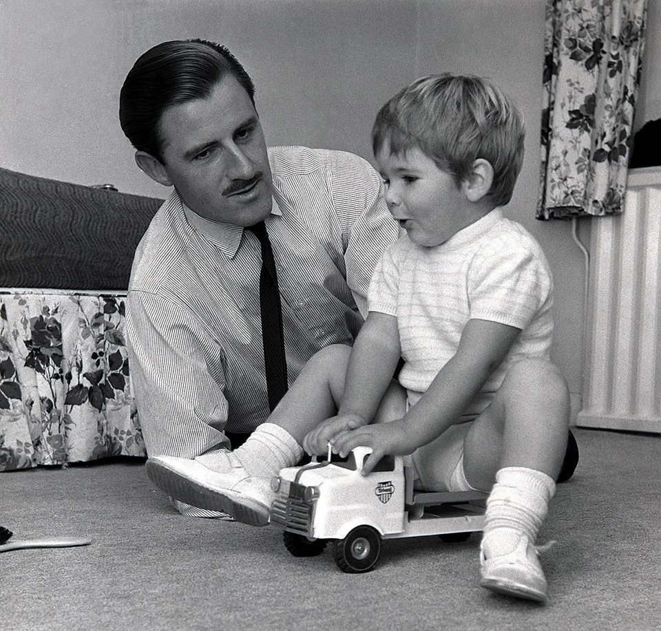 Graham Hill e o filho Damon Hill, já brincando de piloto