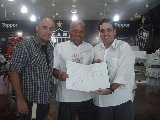 Encontro dos autores do livro com o grande ídolo do Galo. Da esquerda para a direita, estão Rafael Sanches, Dadá Maravilha e Baroni Neto. Foto enviada por Rafael Silvestre