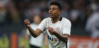 Artilheiro na temporada com sete gols, atacante ganha estatus de intocável no time de Carille e apoio incondicional da Fiel