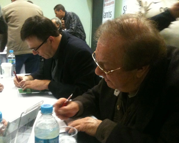 Ainda festejando os 75 anos da RB, Salomão Ésper e Mauro Beting autografando livros na livraria Saraiva no Shopping Morumbi, em São Paulo no dia 23 de junho. Foto Comunicação Saraiva 