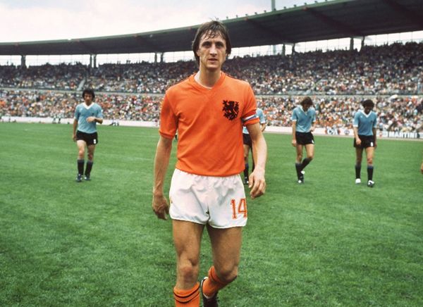 Johan Cruyff não aceitou usar uniforme holandês com a marca de material esportivo em 1974. Foto: MyEar
