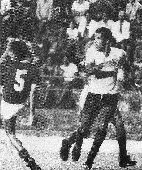 Dadá Maravilha (de camisa branca), aqui atuando pelo Sport, anotou 10 gols em uma única partida, contra o Santo Amaro. Foto reprodução da Revista Placar