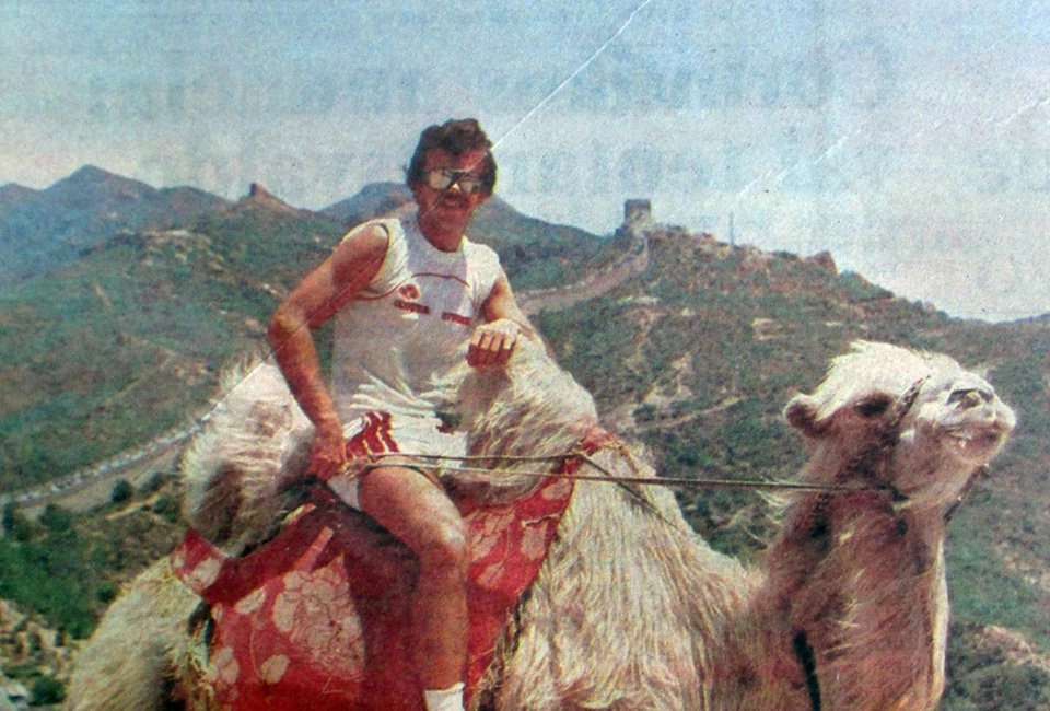 Montado em um camelo durante excursão do Inter à China, em 1984, com parte da Muralha logo atrás. Foto: História do S.C.Internacional