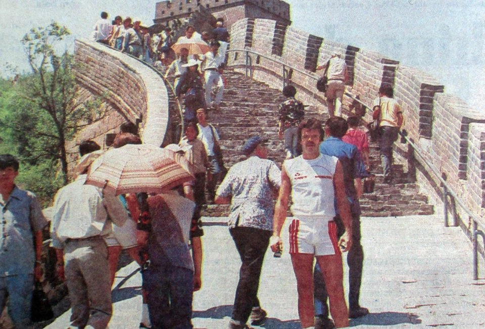 Na Muralha da China, durante excurrsão do Inter em 1984. Foto: História do S.C.Internacional