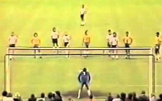 Goleiro brasileiro se destacou em amistoso contra a Alemanha na prepara&ccedil;&atilde;o para a Copa de 1982