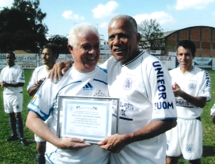 Em 2009, o ex-atacante Dadá Maravilha, à direita, recebe homenagem na cidade de Formiga-MG. Foto: Carlos Diniz