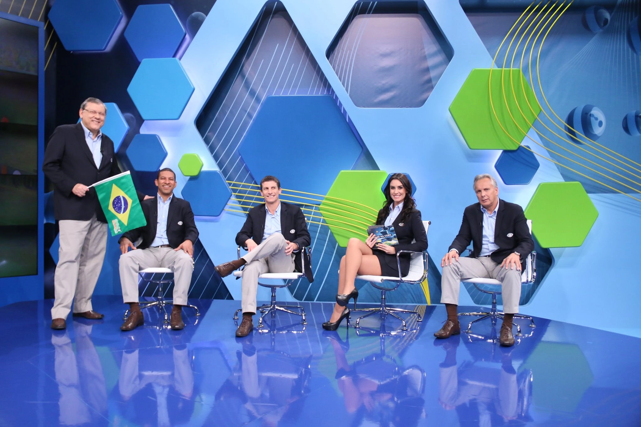 Em 13 de julho de 2014, dia da final da Copa do Mundo do Brasil, no Band na Copa. Da esquerda para a direita: Milton Neves, Djalminha, Peddrinho, Larissa Erthal e Éder Aleixo