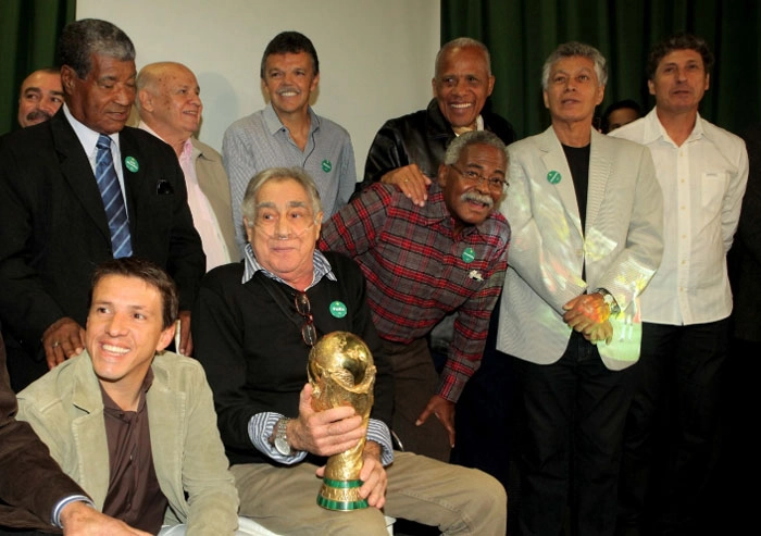 Campeões do mundo de diversas gerações da seleção brasileira participam de evento promovido por Cafu para celebrar os 10 anos do pentacampeonato, no dia 30 de junho de 2012: em pé, da esquerda para a direita, Flávio Murtosa aparece parcialmente encoberto, Jair Marinho, Pepe, Gilmar Rinaldi, Dádá Maravilha, se apoiando em Coutinho, Clodoaldo e Piazza. Sentados, Juninho Paulista e, com a taça da mão, o saudoso Félix. Foto: UOL